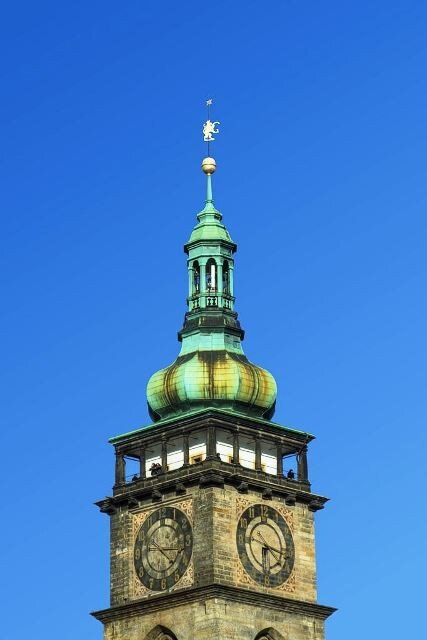 Makovice věže se otvírá zpravidla při nutnosti ji opravit, například po požáru či větrné smršti, celkem jsou v pouzdrech umístěné desítky dokumentů.