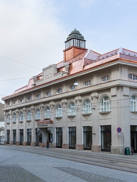 Budova Muzea umění slaví výročí. Má novou fasádu, střechu a výstavu.