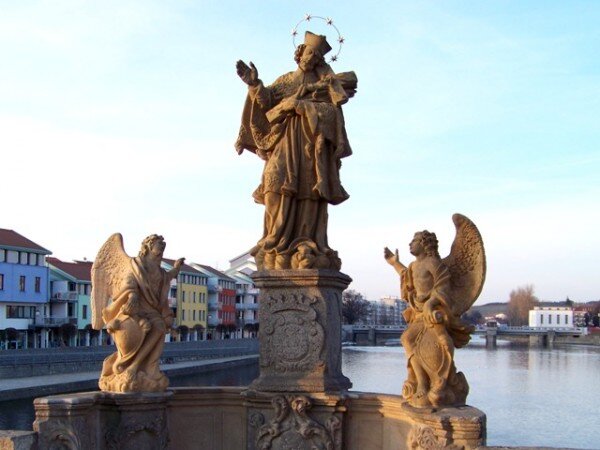 Kamenný most v Písku dnes zdobí kopie soch. Originály jsou uloženy v lapidáriu Prácheňského muzea (ilustrační foto).