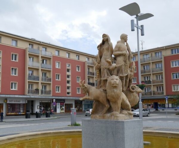 Ve veřejném prostoru sídlišť najdeme dodnes dobová sochařská díla.
