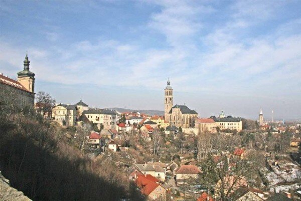 Jeden vinohrad se v současnosti nachází i na svahu pod jezuitskou kolejí (na snímku vlevo). 
