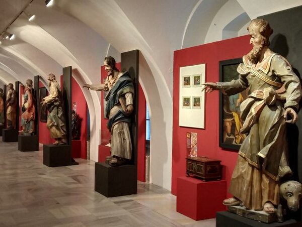 Soubor 15 polychromovaných dřevěných skulptur v životní velikosti představuje apoštoly a evangelisty, stejně jako Ježíše Krista a Máří Magdalénu.