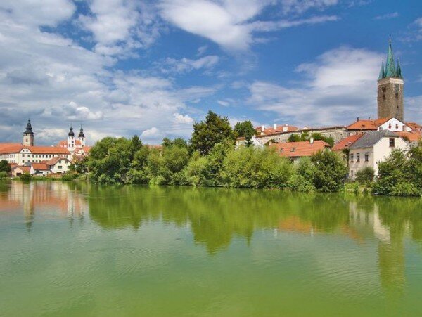 V Telči se studenti budou zabývat obnovou venkovských prostor poblíž historického jádra Telče. Na ilustračním snímku je pohled na Telč přes hladinu Ulického rybníka.