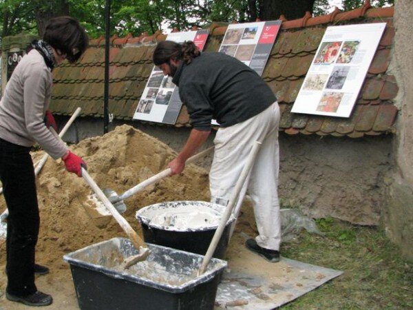 Účastníci letních škol památkové technologie se naučí, jak připravit vápennou kaši, jak omítnout zeď nebo jak omítku restaurovat.