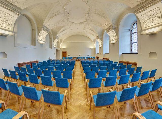 Pohled do obnoveného refektáře s novým mobiliářem