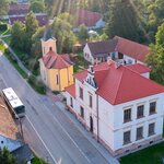 Bývalá škola vedle kostela sv. Jana Nepomuckého by se mohla stát společenským centrem obce.