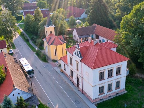 Bývalá škola vedle kostela sv. Jana Nepomuckého by se mohla stát společenským centrem obce.