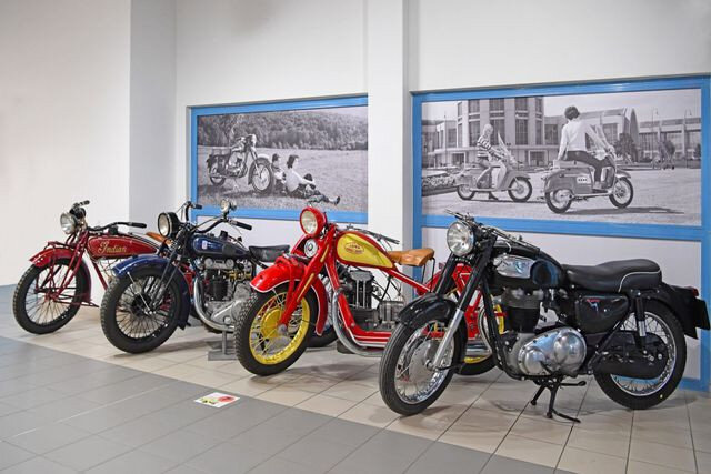 Nové exponáty vítají návštěvníky u vstupu do stálých expozic.