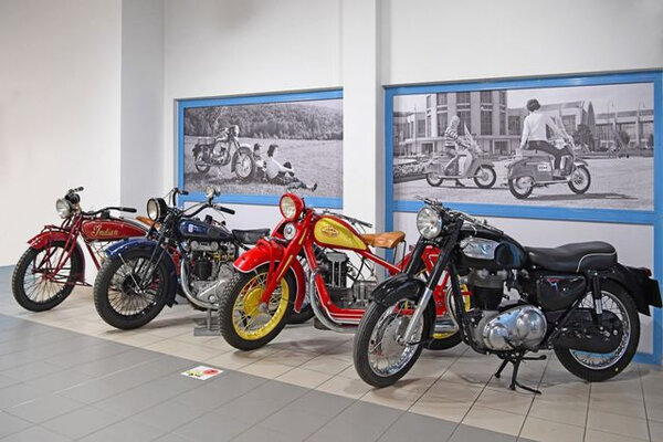 Nové exponáty vítají návštěvníky u vstupu do stálých expozic.