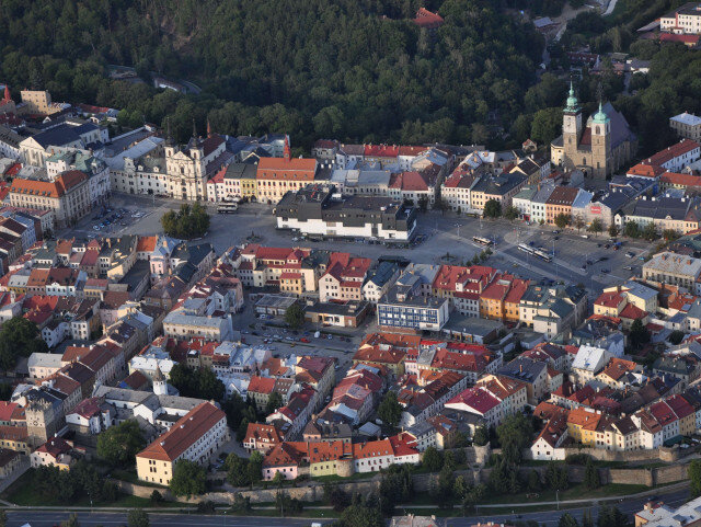 Příklad novostavby absolutně nerespektující hodnoty okolí – obchodní dům Prior na náměstí v Jihlavě (ilustrační foto)