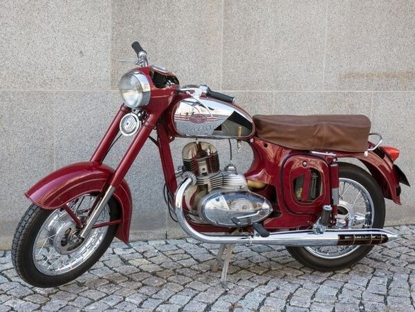 Motocykl Jawa-ČZ 250 typ 353 v řezu