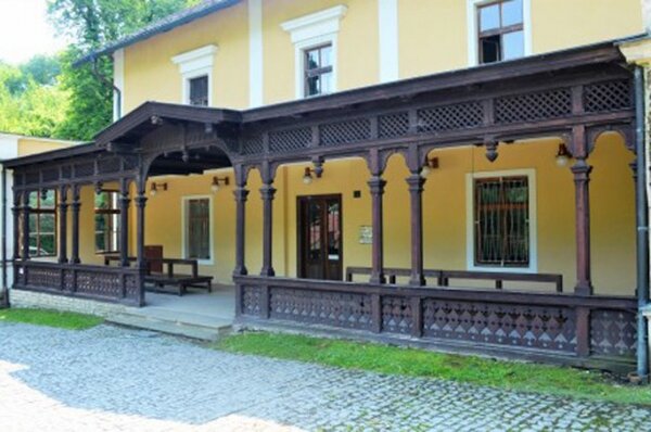 Při sanaci krovu a verandy vraclavského lázeňského domu byla použita metoda horkovzdušné sanace. 