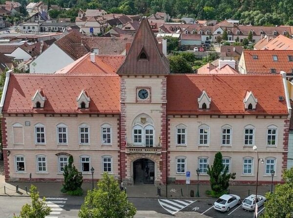 Obnovená lednická radnice rozsvítila náměstí.