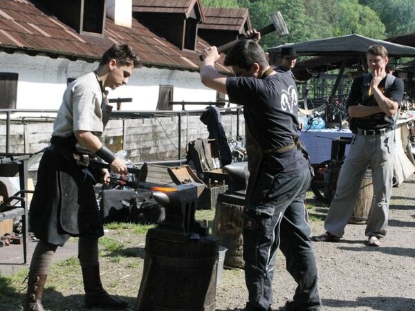 Při Hamernickém dni se prezentují i učni kovářského řemesla.