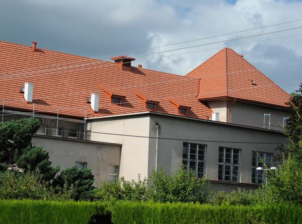 Na střeše sokolovny nyní září nové Brněnky Tondach (nový název Renoton 14).