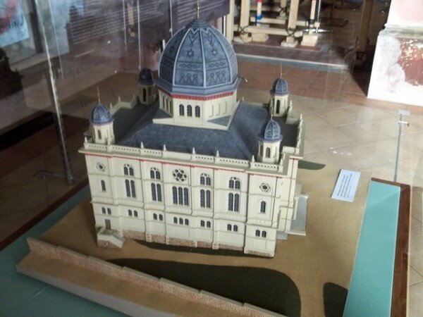 Na výstavě je k vidění i model takzvané Nové synagogy z roku 1882, zničené nacisty v březnu 1939.
