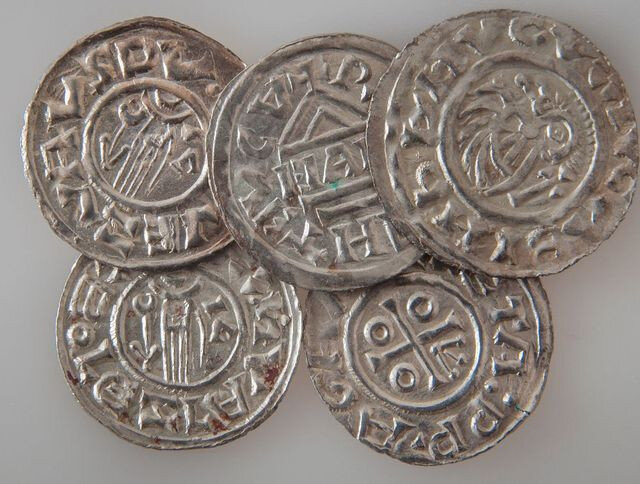 Ukázka různých typů denárů Boleslava II. (972–999), Čechy