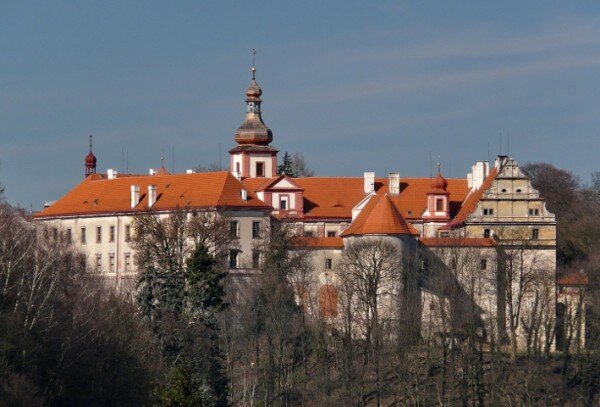 Bělá pod Bezdězem, zámek