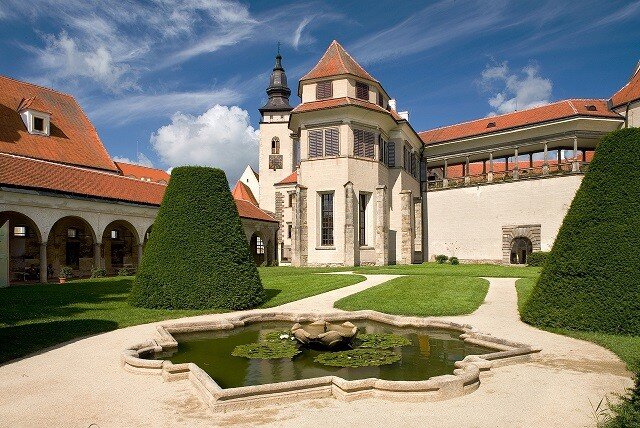 Výstava Telč v průběhu staletí je k vidění v zámecké zahradě na státním zámku v Telči.