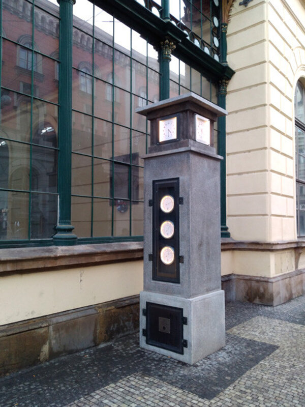 Pohled na obnovený meteorologický sloupek