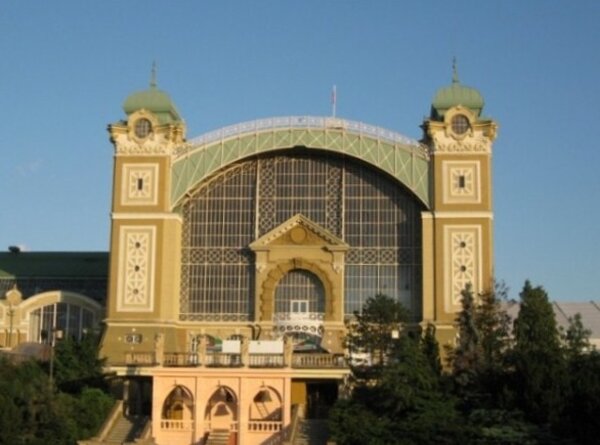 Průmyslový palác v Praze Holešovicích poničil v roce 2008 obrovský požár, který zdevastoval celé západní (levé) křídlo. 