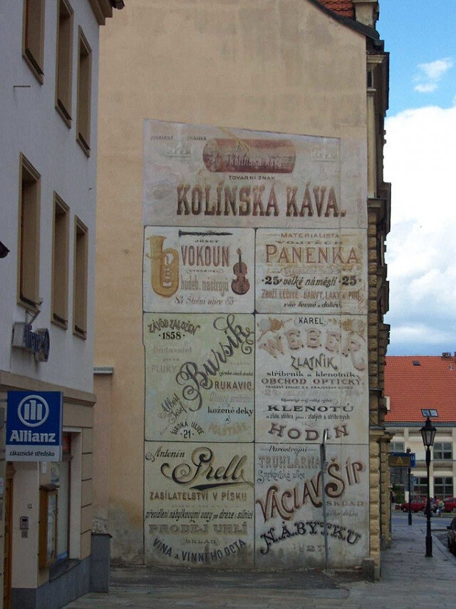 Historické reklamy na fasádě domu v Písku v roce 2007 (ilustrační foto)