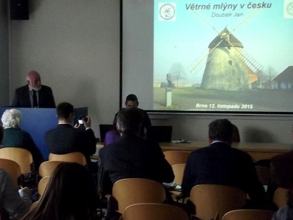 Předseda Kruhu přátel Technického muzea v Brně – sekce Větrné mlýny Jan Doubek hovořil o historii a současnosti větrných mlýnů u nás.