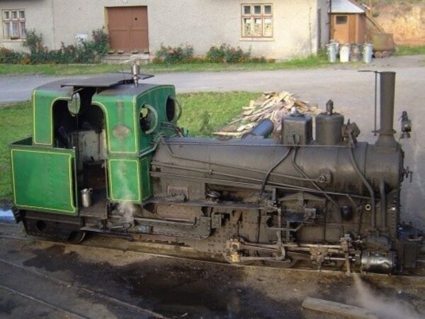 Na mladějovské úzkokolejce jezdí i tato parní lokomotiva vyrobená v roce 1918 v rakouském Linci. Oprava této lokomotivy trvala pět let. 