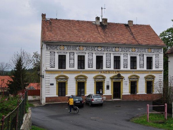 Oprava omítek a fasádního nátěru budovy radnice městyse Peruc byla v roce 2011 podpořena dotací z Programu na záchranu a obnovu kulturních památek.