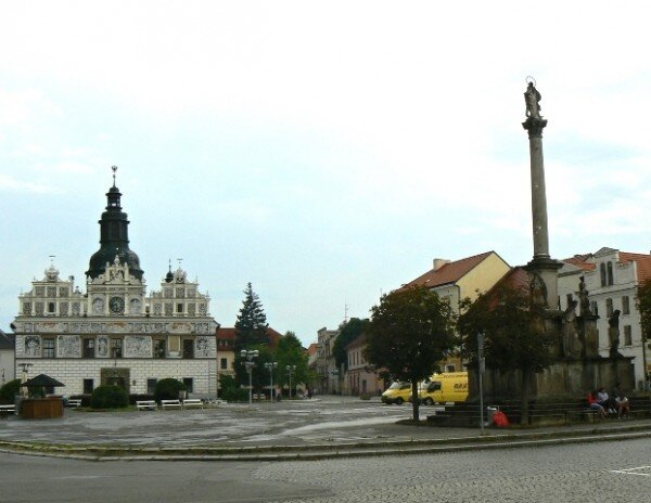 Hlavní dominantou Masarykova náměstí ve Stříbře je renesanční radnice. Vedle plochy náměstí by se opravy měl dočkat i morový sloup.