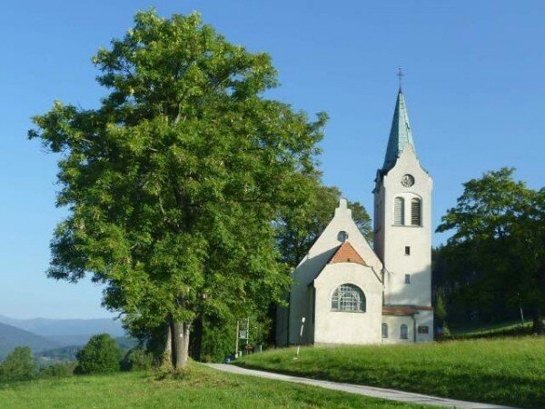 Evangelický kostel v Herlíkovicích byl postaven v secesním stylu v r. 1904. Je významnou památkou reformace (ilustrační foto).