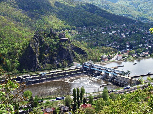 Pohled na hrad a zdymadlo Střekov v Ústí nad Labem