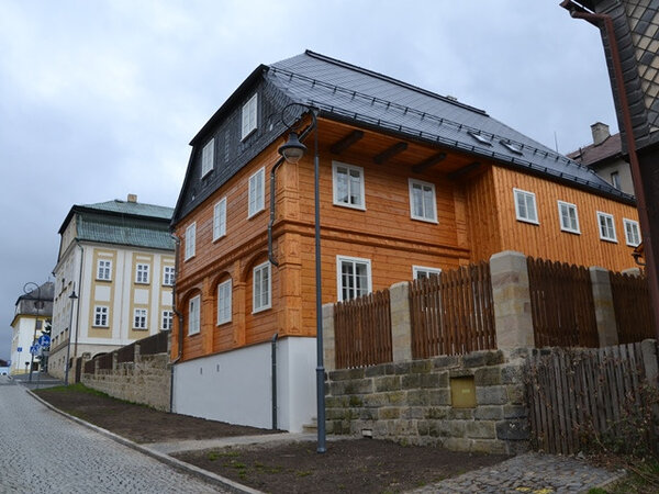 V Novém Boru dokončili rekonstrukci cenné roubenky z 18. století.