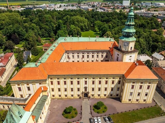 Nové střechy na zámku Kroměříž s Bobrovkami Tondach svítí do daleka.