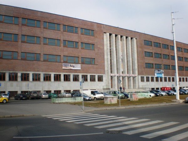 Semináře Společnosti pro technologie ochrany památek se pravidelně konají v přednáškovém sálu Národního technického muzea v Praze.