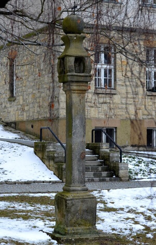 Boží muka jsou označena vrcholovou datací 1699.