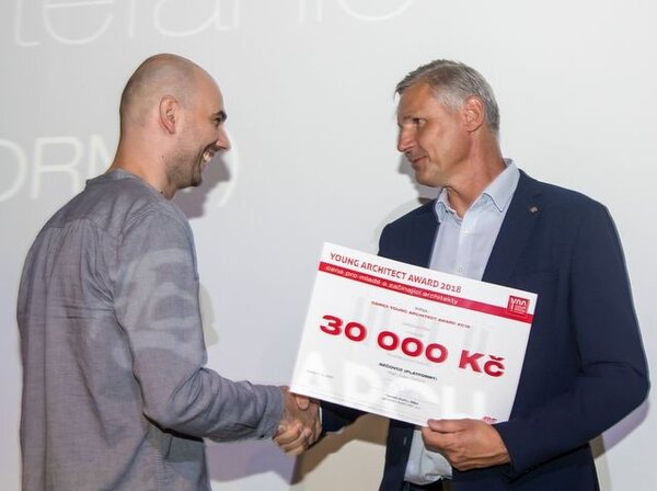 Vítěz titulu CEMEX Young Architect Award 2018 Dušan Štefanič (vlevo) bude mít možnost navrhnout vlastní objekt pro obec Prachovice.