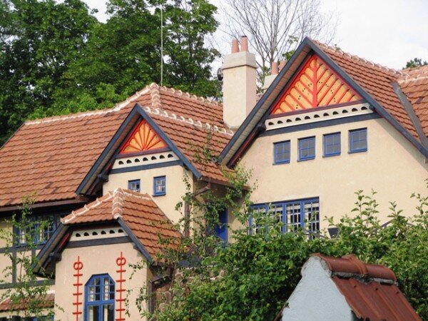 Dějištěm výstavy o Janu Kotěrovi je brněnská Jurkovičova vila, svébytná stavba navržená architektem Dušanem Jurkovičem.