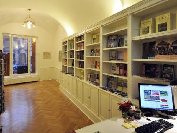 Nové knihkupectví a informační centrum Národního památkového ústavu v ulici Na Perštýně