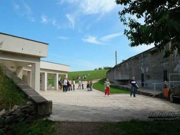 Na snímku z pevnosti Dobrošov je vpravo srub Zelený, vlevo pak doprovodná budova s muzeem druhé světové války.