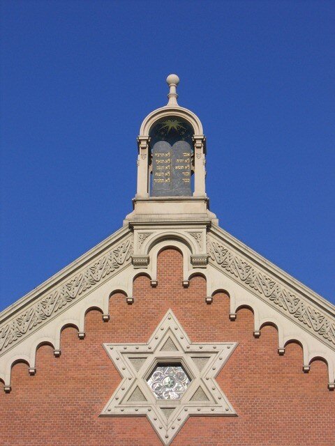Velká synagoga v Plzni – detail. Plzeňská židovská obec za pomoci nadačního příspěvku z programu Obnova rekonstruovala historické desky Chevra Kadiša ve Velké synagoze.