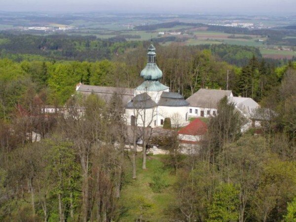Poutní kostel Nejsvětější Trojice byl postaven na vrchu Křemešník (765 m.n.m.) v letech 1710–1720. Později v roce 1734 k němu byl přistavěn ambit.