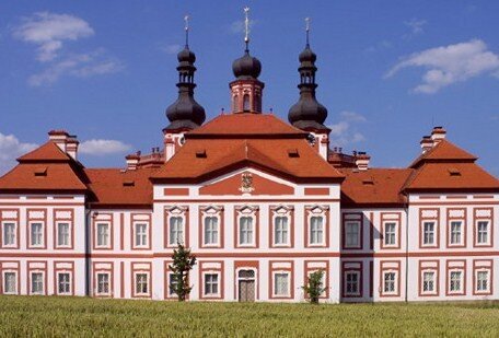 Mariánská Týnice – jižní průčelí probošství, které podle projektu Jana Blažeje Santiniho začal před 300 lety budovat opat Evžen Tyttl. 