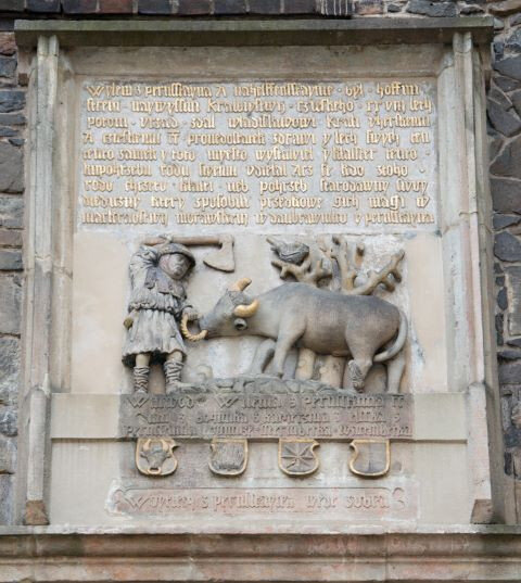 Pernštejnská pověst a nápisová prezentace nad portálem kostela sv. Bartoloměje v Pardubicích