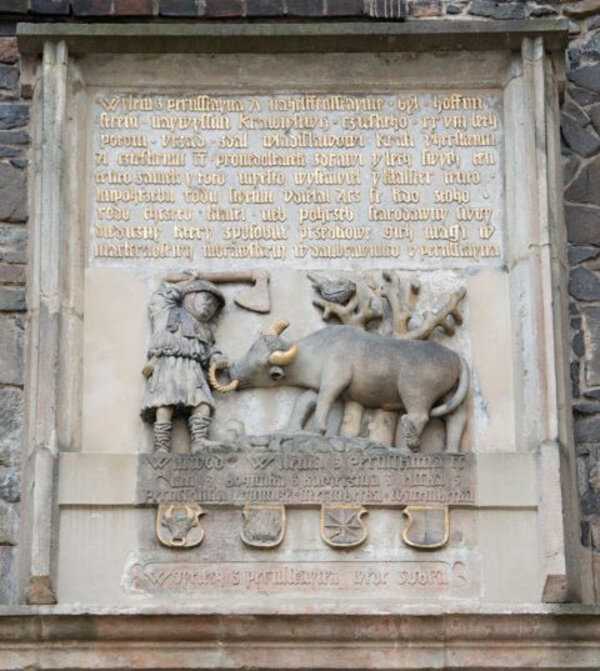 Pernštejnská pověst a nápisová prezentace nad portálem kostela sv. Bartoloměje v Pardubicích