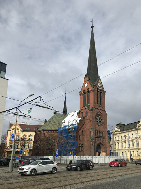 Celkový pohled na Červený kostel