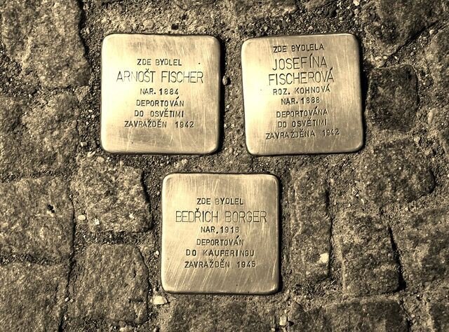 Stolpersteiny, takzvané Kameny zmizelých, zasazené do dlažby (ilustrační foto kamenů ze Sušice)
