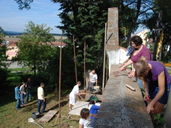 V rámci NGO Marketu bude pro zájemce otevřené také dobrovolnické centrum. Na ilustračním snímku jsou dobrovolníci při obnově hřbitovní zdi v Putimi.