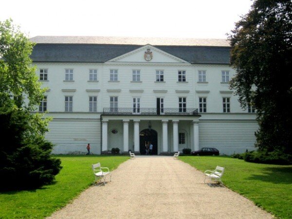 Bílý zámek vznikl přestavbou goticko-renesančního hradu v období empíru.