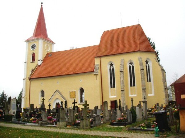 Kostel sv. Víta v Kostelní Radouni se po rekonstrukci zaskvěl v plné kráse. 